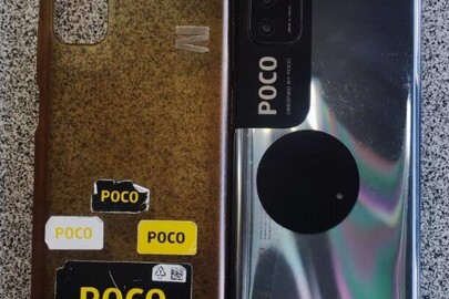 Мобільний телефон марки "Poco" сірого кольору з прозорим чохлом, бувший у використанні