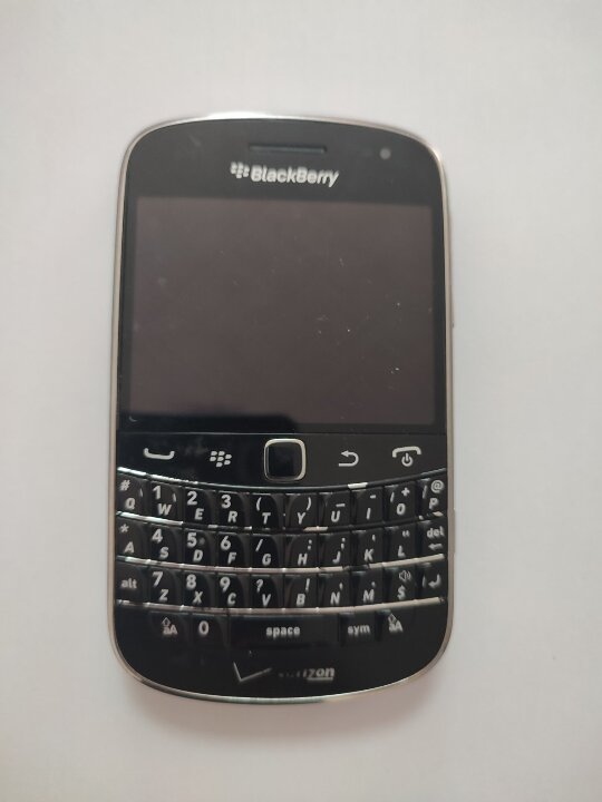 Мобільний телефон марки «Black Berry», IMEI: 352016054947650, чорного кольору, б/в