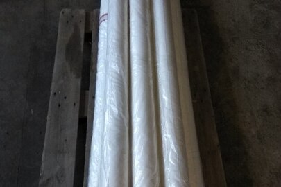 Тканина іноземного виробництва білого кольору в рулонах, шириною 150см. Код УКТ ЗЕД 5515 у кількості 350 метрів пагоних
