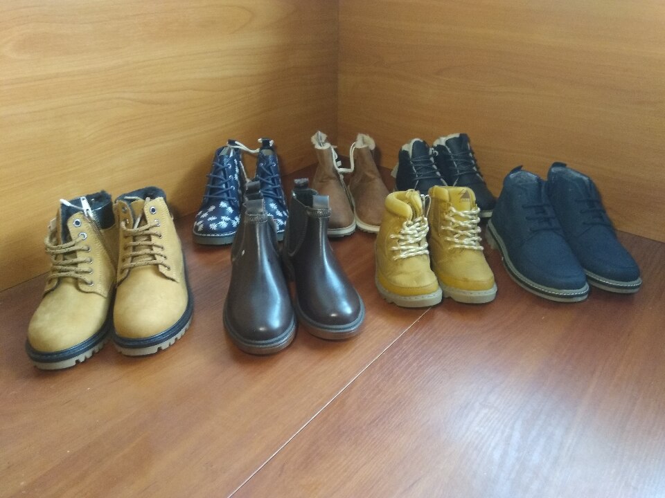 Взуття дитяче, черевики, різних розмірів, фасонів та кольорів іноземного виробництва, в кількості 26 пар