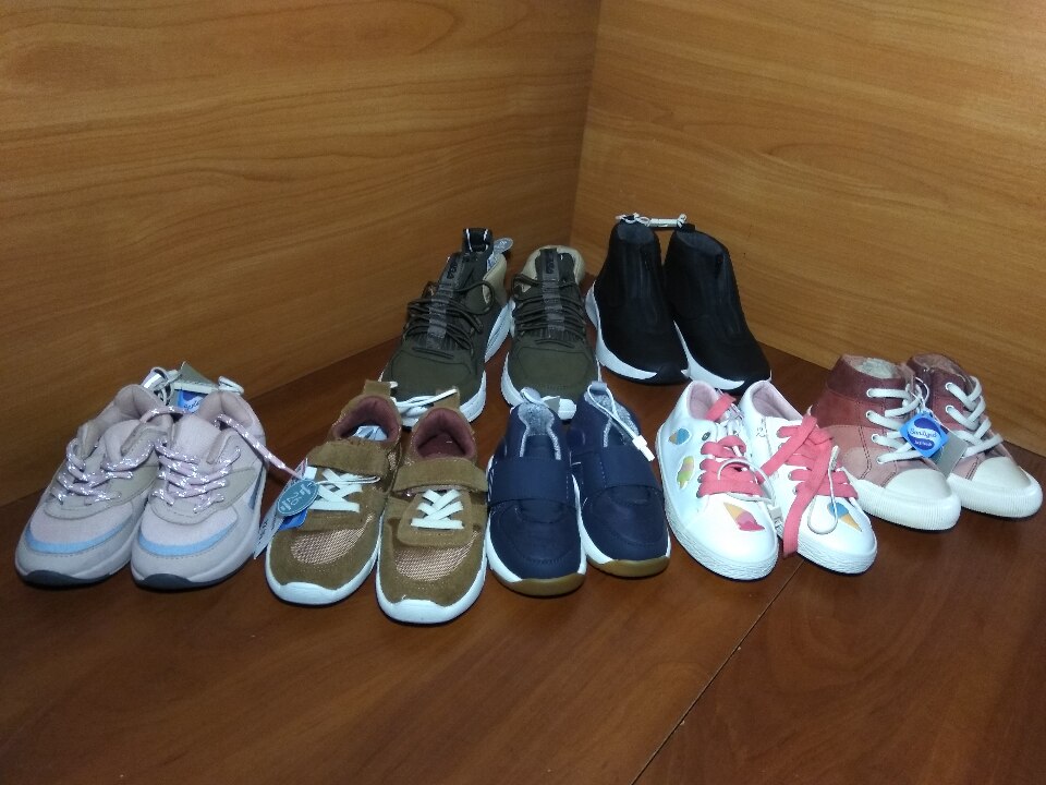 Взуття дитяче, кросівки, з комбінованих матеріалів, різних розмірів, фасонів та кольорів, іноземного виробництва,  в кількості 42 пари