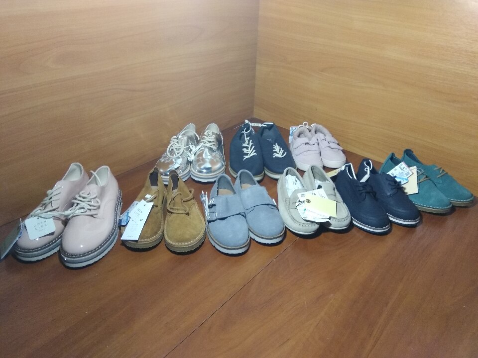 Взуття дитяче, туфлі, різних розмірів, фасонів та кольорів іноземного виробництва, в кількості 24 пари