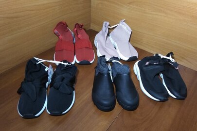 Взуття дитяче, кросівки, з текстильних матеріалів, різних розмірів, фасонів та кольорів іноземного виробництва в кількості 21 пари