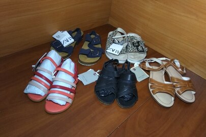 Взуття дитяче, босоніжки, різних розмірів, фасонів та кольорів іноземного виробництва в кількості 8 пар