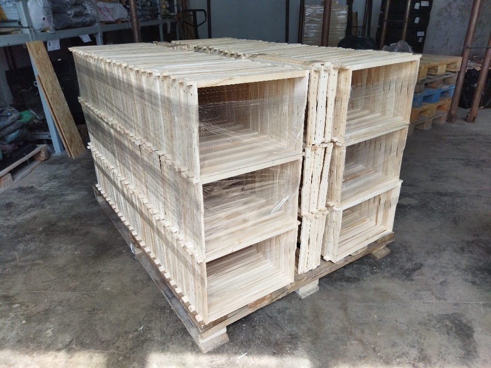 Рамки та елементи рамок для бджолиних вуликів у кількості 9140 шт