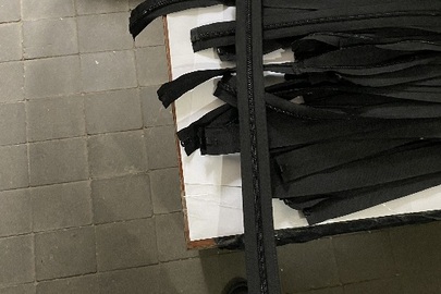 Застібка-блискавка, чорного кольору, згідно маркування довжиною 80 см., в кількості 12950 шт.,  без ознак використання  