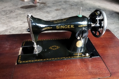 Швейні машинки з ножним та ручним приводом на рамі-підставці (станок) «SINGER» - 2 одиниці