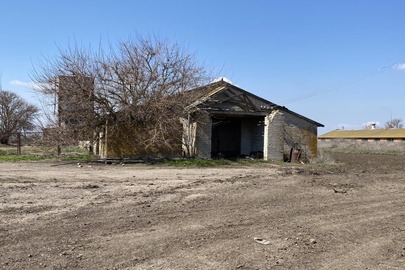 Нежитлові будівлі та споруди колишнього птахокомплекса, загальною площею 6545,22 кв.м., за адресою: Запорізька область, Приазовський район, с. Ботієве, вул. Горького, б. 33