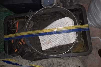 Конфіскація майна за виконавчим листом: гумовий рибацький костюм зеленого кольору, пластикова ємність чорного кольору об'ємом 40 л., месинова сітка довжиною 100 м., висотою 0,5 м. та вічком 50мм., б/в