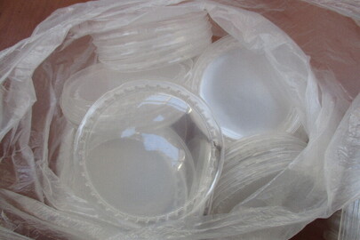 Одноразовий посуд з пластику у кількості 363 шт