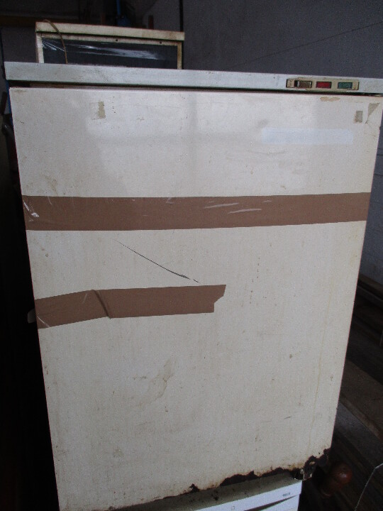 Холодильник білого кольору без марки