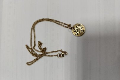 Конфісковане майно за рішенням суду: ланцюжок з кулоном у вигляді компасу із недорогоцінного металу, б/в