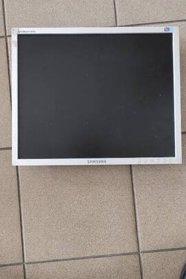 Конфісковане майно за рішенням суду:монітор марки "Samsung" s/n HA19HMCP438701K, б/в 