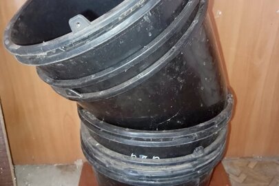 Конфісковане майно за рішенням суду:пластикові відра з бирками, в кількості 9 шт.,б/в