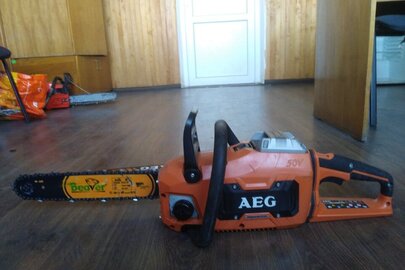 Пила оранжевого кольору AEG AC5550B40 та акумулятор до пили чорного кольору, AEG ABP50LI401   б/в