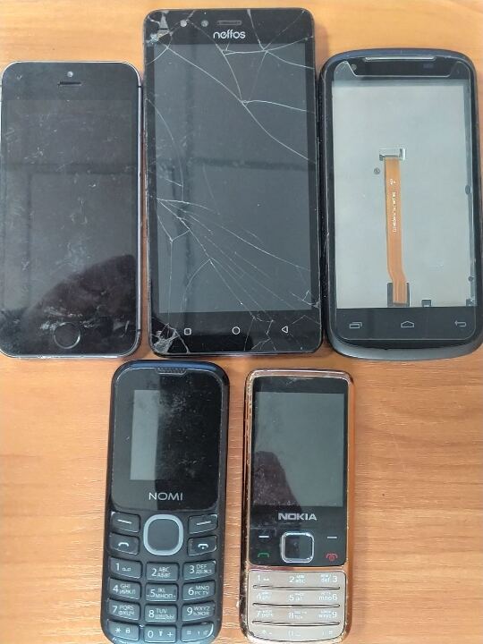 Мобільні телефони у кількості 5 одиниць