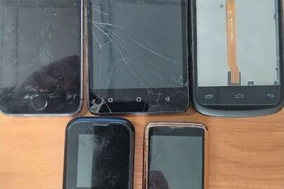 Мобільні телефони у кількості 5 одиниць