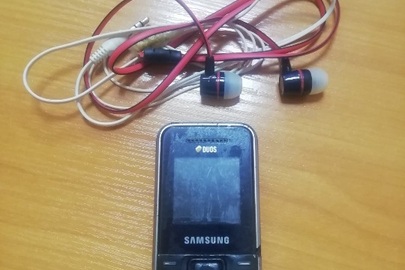 Мобільний телефон "Samsung Duos", моделі E1182GSMH та наушники до мобільного телефону