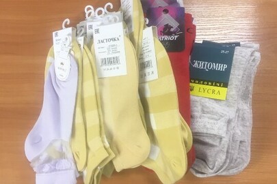 Шкарпетки жіночі та чоловічі, різних видів, розмірів та торгових марок, нові та б/в, в кількості 200 пар.