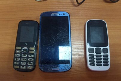 Мобільні телефони марок "Samsung", Nokia", "Fly", сім-картка мобільного оператора «Київстар», зарядні пристрої до телефонів в кількості 2 одиниці, навушники в кількості 1 одиниця, б/в