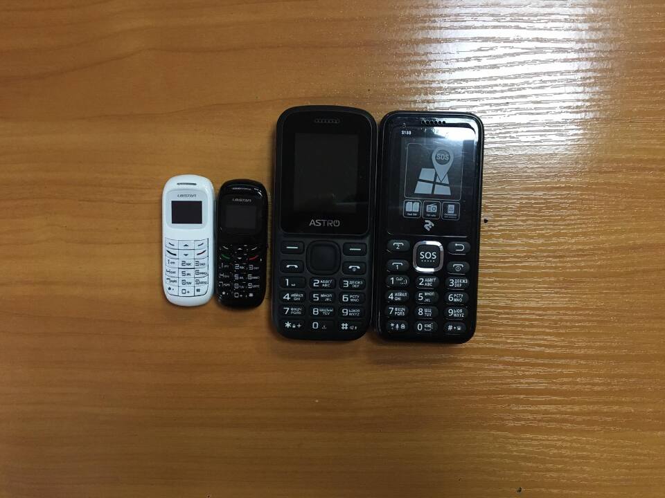 Мобільні телефони в кількості 4 шт., USB подовжувачі в кількості 3 шт., зарядні пристрої в кількості 5 шт., навушники в кількості 2 шт., сім-картки різних операторів в кількості 19 шт., б/в