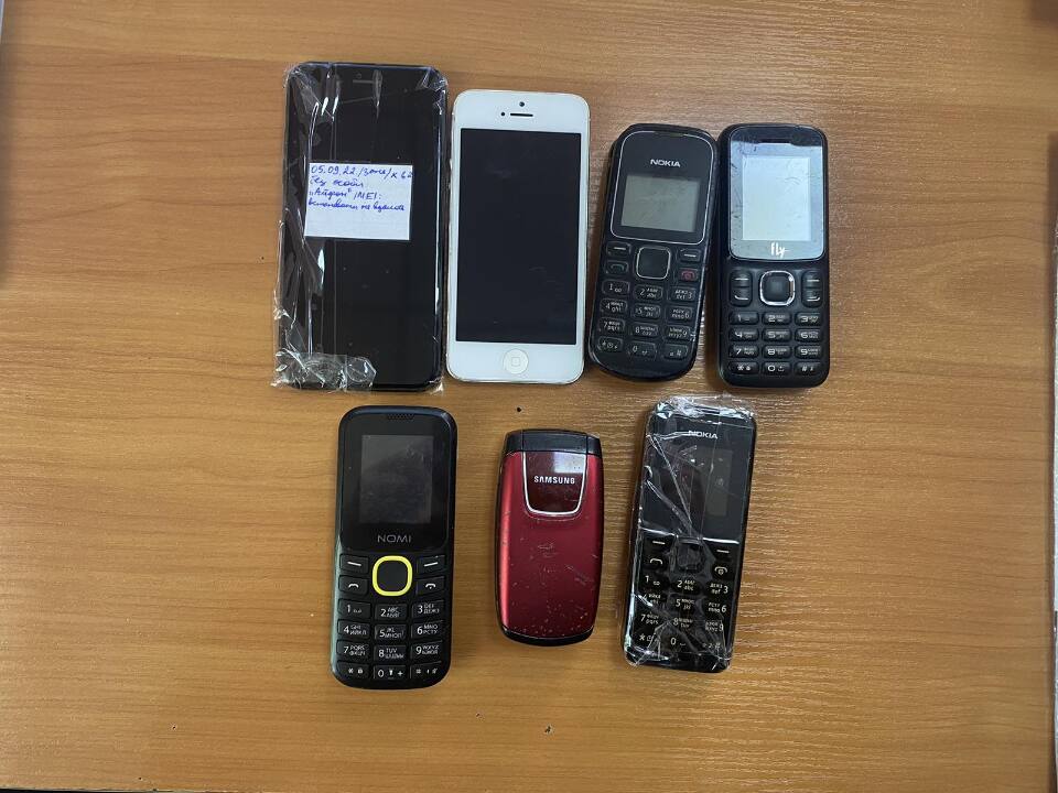 Мобільні телефони в кількості 7 шт., два зарядні пристрої до мобільного телефона та дві батареї живлення до мобільного телефона, б/в