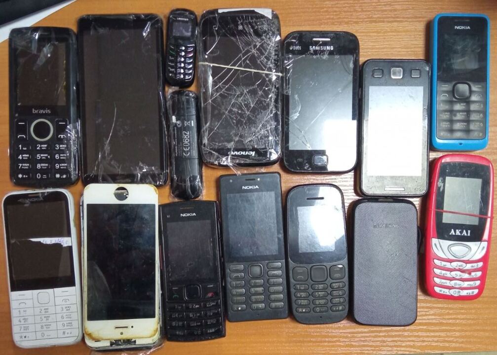 Мобільні телефони, 14 шт. б/в та USB модем, 1 шт., б/в