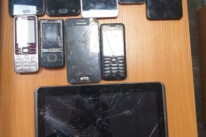 Мобільні телефони в кількості 9 штук та портативний планшет "САМСУНГ"