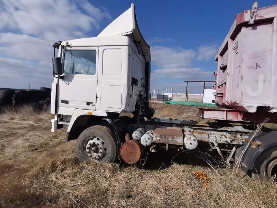 Транспортний засіб марки VOLVO, модель: F12, ДНЗ ВЕ6931ВО, VIN/Номер шасі (кузова, рами):YV2H2CEA2NA369319, колір: білий, рік виробництва: 1992