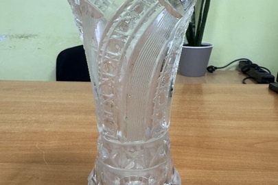 Конфіскація майна за рішенням суду: кришталева ваза для квітів, прозора, з різьбленням, висотою 20см, б/в