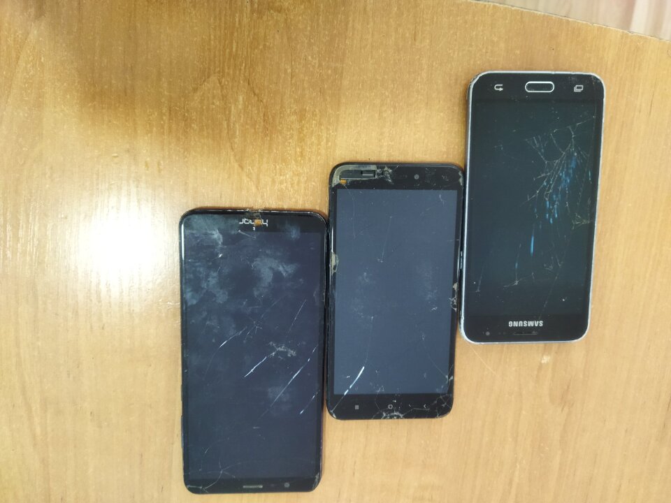 Конфіскація майна: мобільні телефони: SAMSUNG SM-J32H/DS, imei: 354812/09/466892/8, HONOR, модель невідома imei: невідомий, XIAOMI модель невідома, imei: невідомий, бувші у використанні