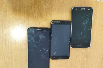Конфіскація майна: мобільні телефони: SAMSUNG SM-J32H/DS, imei: 354812/09/466892/8, HONOR, модель невідома imei: невідомий, XIAOMI модель невідома, imei: невідомий, бувші у використанні