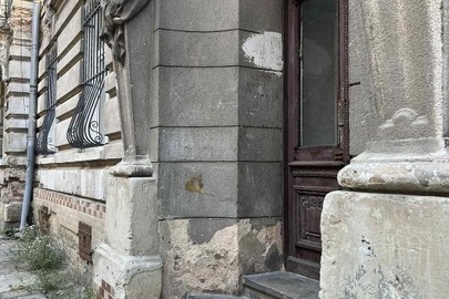 1/4 частина квартири загальною площею 88,3 кв. м., житловою площею 59,6 кв. м. за адресою: м. Львів, вул. Мурави М., буд. 4, кв. 3, РНОНМ 2406334746101