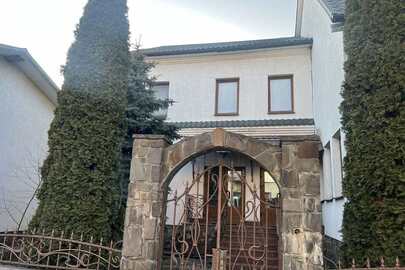 Готельний комплекс з вбудованими приміщеннями громадського харчування заг. пл. 1413,9 кв.м., та земельна ділянка пл. 0,1 га, К/Н 4620310100:11:004:0004, за адресою: Львівська обл., Золочівський (Бродівський) р., м. Броди, вул. Юридика 9