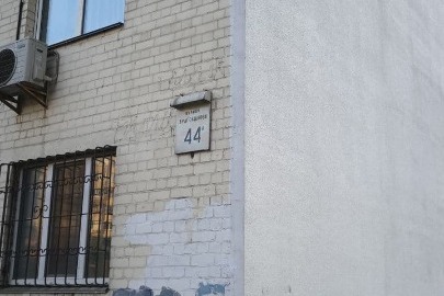 Іпотека: 1/2 частина трикімнатної квартири №207, загальною площею – 93,9  кв.м., житловою – 51.1 кв.м , за адресою: м. Київ, вулиця Драгоманова 44-а