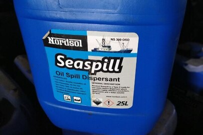 Хімічна речовина "Oil Spill Dispersant - Seaspill" - 2 пластикові каністри по 25 л/50 л, б/в