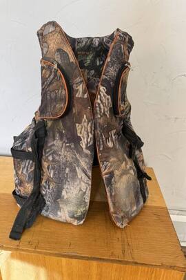 Конфісковане майно за рішенням суду: жилет "KOLIBRI", розмір універсальний, 1 шт., б/в