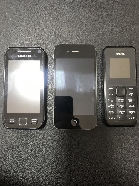 Мобільні телефони Samsung GT-s5250, iPhone 4, Nokia 105