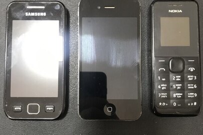 Мобільні телефони Samsung GT-s5250, iPhone 4, Nokia 105