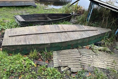 Дерев'яний човен зеленого кольору, б/в