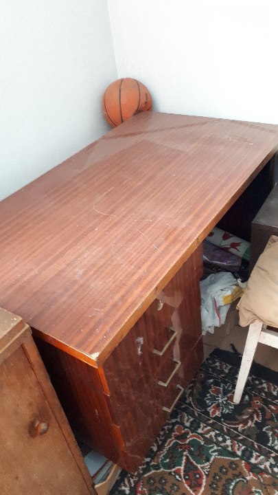 Письмовий стіл, темно-коричневого кольору з лаковим покриттям