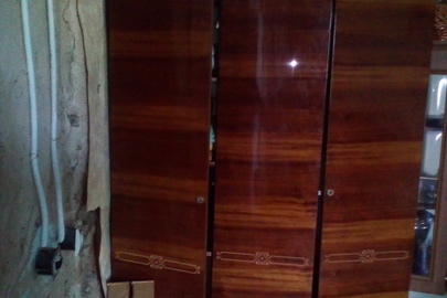 Шафа дерев'яна, коричневого кольору, полірована, має пошкодження, б/в