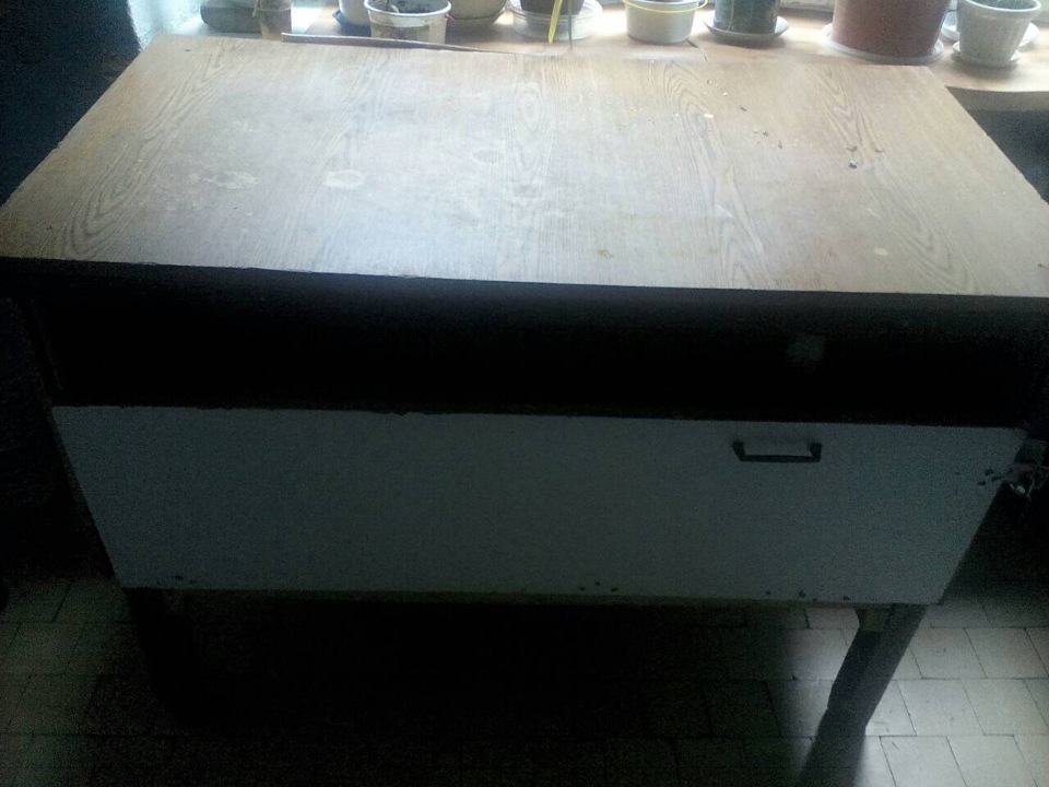 Стіл коричнево-білого кольору