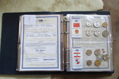 Колекція монет держав світу в папці та колекційних файлах (монети із жовтого, білого та червоного металу держав Індії, Індонезії, Аргентини і т.д.), 133 монети, 21 файл, 1 альбом