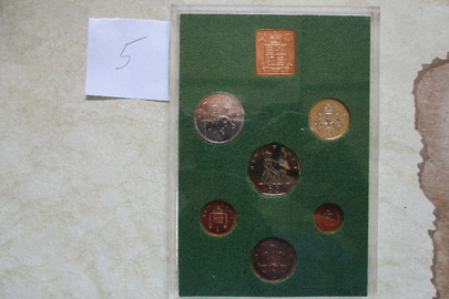 Колекційні монети Великобританії та жетон в файлі з пластику (монети із жовтого, білого та червоного металу із зображенням Єлизавети II), 6 монет, 1 жетон, 1 файл