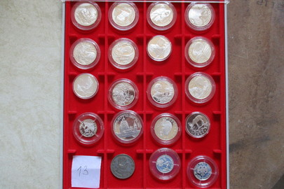 Монети Росії в колекційній коробці (монети із білого металу), 11 монет номіналом 2 рубля, 1 монета номіналом 3 рубля, 6 монет номіналом 1 рубль та монета Мексики номіналом 1 песо, 19 монет, 1 коробка