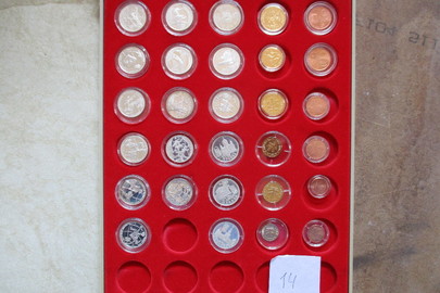 Монети Росії, Німеччини та Євросоюзу в колекційній коробці (монети із білого, жовтого та червоного металу), 29 монет, 1 коробка