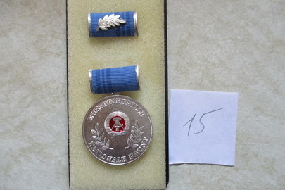 Медаль (нагрудний знак) НДР «EHRENMEDAILLE NATIONALE FRONT» в коробці та з колодочкою, 1 медаль, 1 колодка, 1 коробка