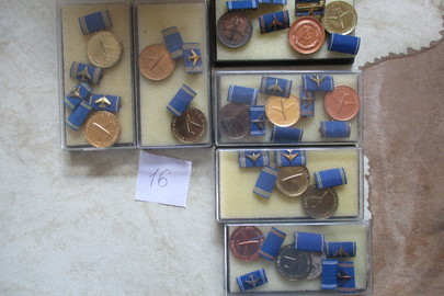 Медаль (нагрудний знак) НДР із зображенням літака, 1-5 ступенів, в коробці та колодочками, 15 медалей, 15 колодочок, 6 коробок