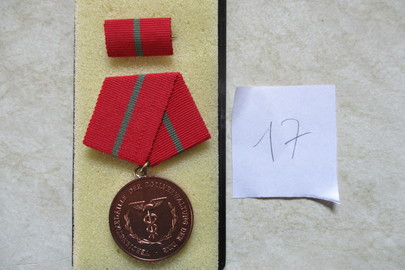 Медаль (нагрудний знак) НДР «VERDIENSTMEDAILLE DERZEDOLLVERWALTUNG DER DDR» в коробці та з колодочками, з жовтого та червоного металу, 2 медалі, 1 колодочка, 2 коробки